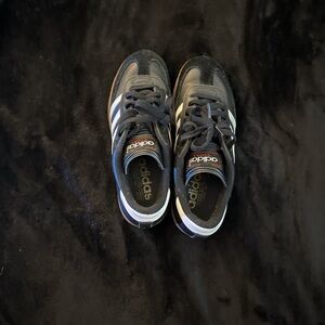 Adidda gazelle sambas used a bit as you can see and the box is included